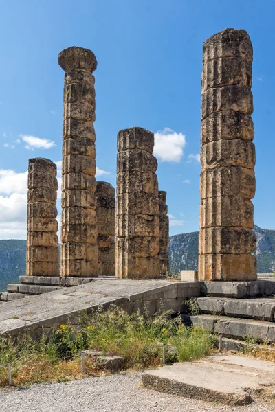 Colonnes dans le temple d'Apollon dans le site archéologique grec antique de Delphes — Photo