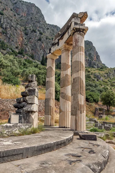 Ruinele sanctuarului Athena Pronaia din situl arheologic grec antic Delphi — Fotografie, imagine de stoc
