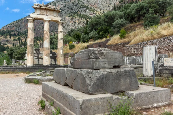 Ruinas del santuario de Atenea Pronaia en el sitio arqueológico griego antiguo de Delphi — Foto de Stock
