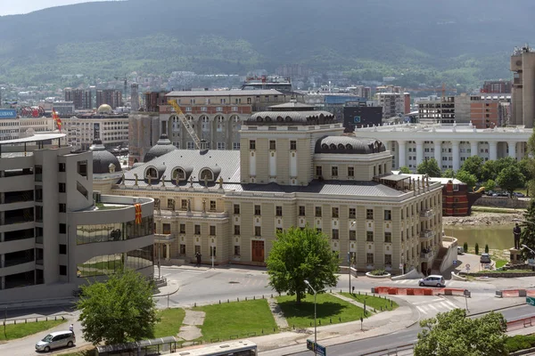 SKOPJE, REPÚBLICA DE MACEDONIA - 13 DE MAYO DE 2017: Panorama a la ciudad de Skopje desde la fortaleza (fortaleza de Kale) en el casco antiguo —  Fotos de Stock