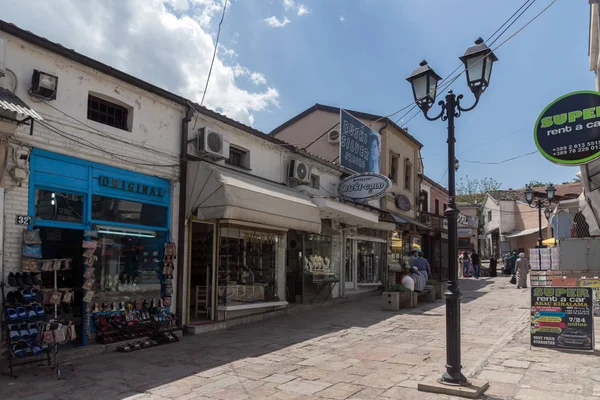 SKOPJE, REPUBBLICA DI MACEDONIA - 13 MAGGIO 2017: Tipica strada nel centro storico di Skopje — Foto Stock