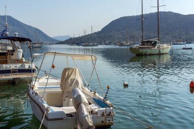 Nydri, Lefkada, Yunanistan - 17 Temmuz: Nydri bağlantı noktası Bay, Lefkada, tekneler,