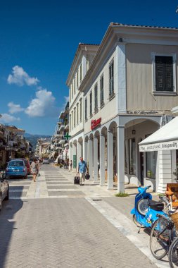Lefkada Town, Yunanistan - 17 Temmuz 2014: Panoramik Lefkada şehirdeki sokak