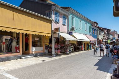 Lefkada Town, Yunanistan - 17 Temmuz 2014: Panoramik Lefkada şehirdeki sokak,