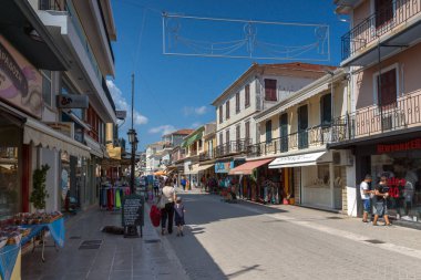 Lefkada Town, Yunanistan - 17 Temmuz 2014: Panoramik Lefkada şehirdeki sokak,