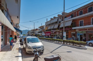 Lefkada Town, Yunanistan - 17 Temmuz 2014: Panoramik sokak Lefkada Town, Ionian Islands