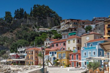 Parga, Yunanistan - 17 Temmuz 2014: Muhteşem panoramik görünümünden Parga şehir çıkabilir