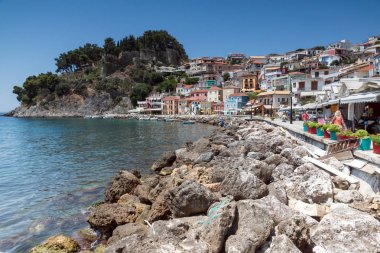 Parga, Yunanistan - 17 Temmuz 2014: Muhteşem panoramik görünümünden Parga şehir, Epirus çıkabilir