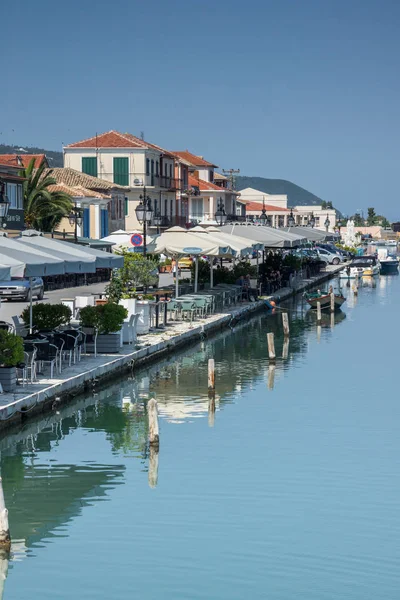 LEFKADA TOWN, GRECIA - 17 LUGLIO 2014: Veduta panoramica dell'argine nella città di Lefkada, Isole Ionie — Foto Stock