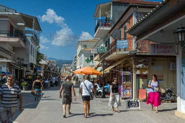 Lefkada Town, Yunanistan - 17 Temmuz 2014: Panoramik Lefkada şehirdeki sokak