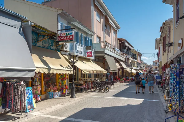 Lefkada Town, Yunanistan - 17 Temmuz 2014: Panoramik Lefkada şehirdeki sokak