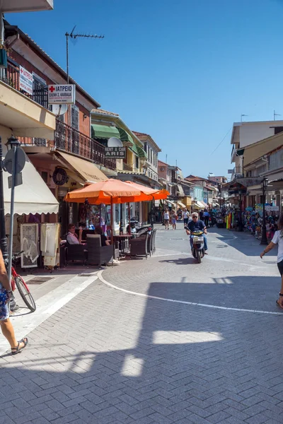 Lefkada Town, Yunanistan - 17 Temmuz 2014: Panoramik Lefkada şehirdeki sokak
