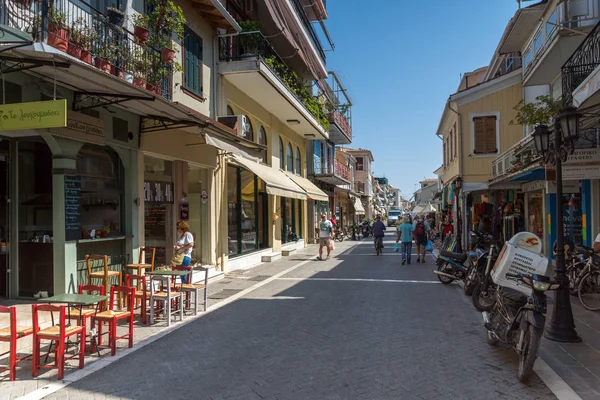 Lefkada Town, Yunanistan - 17 Temmuz 2014: Panoramik sokak Lefkada Town, Ionian Islands — Stok fotoğraf