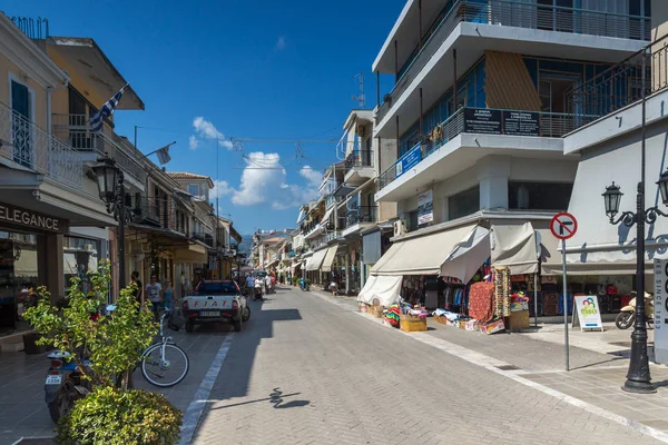 Lefkada Town, Yunanistan - 17 Temmuz 2014: Panoramik Lefkada şehirdeki sokak