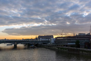 Londra - 18 Haziran 2016: Millennium Köprüsü ve Thames Nehri, Londra günbatımı Cityscape Amazing