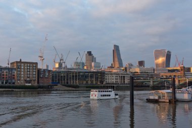 Londra - 18 Haziran 2016: Millennium Köprüsü ve Thames Nehri, Londra günbatımı Cityscape Amazing