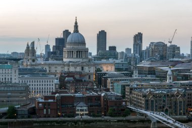 Londra, İngiltere - 18 Haziran 2016: Şaşırtıcı günbatımı panorama Tate modern Galerisi city, Londra, İngiltere