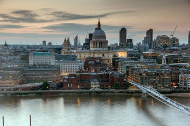 Londra, İngiltere - 18 Haziran 2016: Şaşırtıcı günbatımı panorama Tate modern Galerisi city, Londra, İngiltere