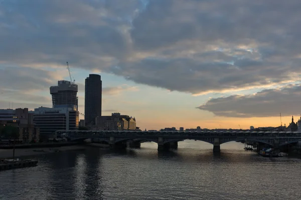 LONDON, ENGLAND - JUNE 18, 2016: Amazing sunset Cityscape from Millennium Bridge and Thames River, London — Stock Photo, Image