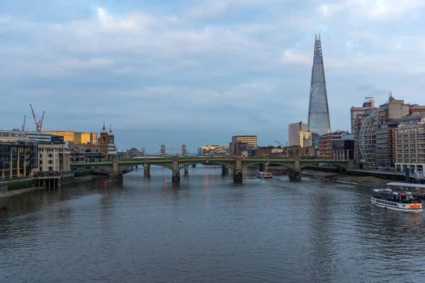 LONDRES, INGLÊS - 18 DE JUNHO DE 2016: Maravilhosa paisagem urbana do pôr-do-sol da Ponte do Milênio e do Rio Tâmisa, Londres — Fotografia de Stock