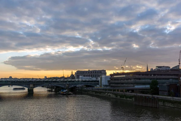 London, england - 18. Juni 2016: atemberaubendes Stadtbild bei Sonnenuntergang von der Millennium Bridge und der Themse, London — Stockfoto