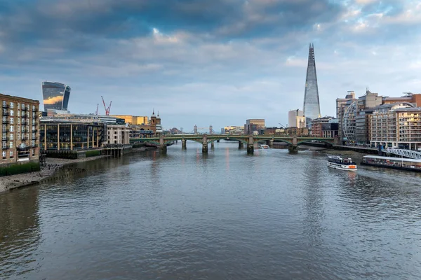 LONDRES, INGLATERRA - 18 DE JUNIO DE 2016: Increíble paisaje urbano al atardecer desde Millennium Bridge y Thames River, Londres —  Fotos de Stock