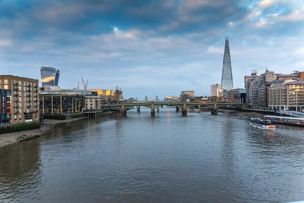 LONDRES, INGLÊS - 18 DE JUNHO DE 2016: Maravilhosa paisagem urbana do pôr-do-sol da Ponte do Milênio e do Rio Tâmisa, Londres — Fotografia de Stock