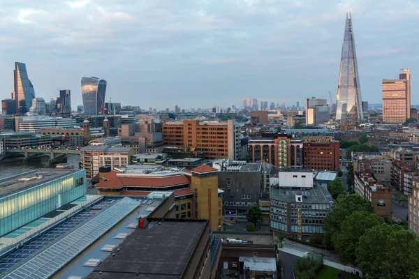 LONDRES, INGLATERRA - 18 DE JUNIO DE 2016: Increíble panorama al atardecer desde la moderna Tate Gallery hasta la ciudad de Londres, Inglaterra —  Fotos de Stock