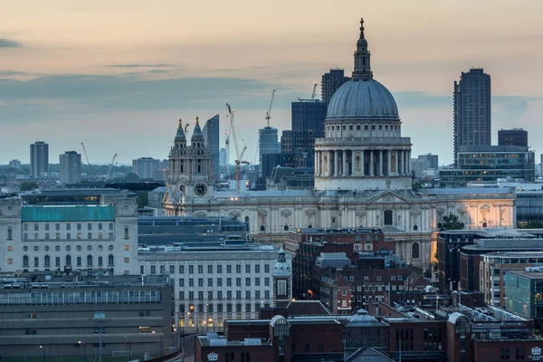 LONDRES, INGLATERRA - 18 DE JUNIO DE 2016: Increíble panorama al atardecer desde la moderna Tate Gallery hasta la ciudad de Londres, Inglaterra —  Fotos de Stock