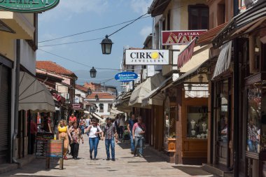 Skopje, Makedonya - 13 Mayıs 2017: Üsküp şehir eski kasabada tipik sokak