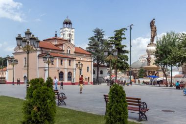 Skopje, Makedonya - 13 Mayıs 2017: Ortodoks Kilisesi kilise Aziz Demetrius ve Philip II Makedonya anıtın Üsküp '