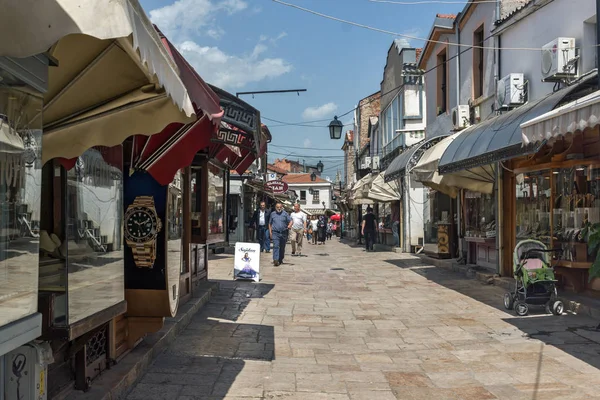 SKOPJE, REPÚBLICA DE MACEDONIA - 13 DE MAYO DE 2017: Calle típica del casco antiguo de Skopje — Foto de Stock
