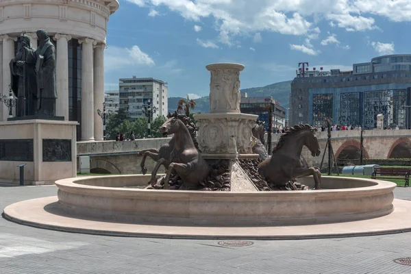 SKOPJE, REPUBBLICA DI MACEDONIA - 13 MAGGIO 2017: Fontana nel centro di Skopje — Foto Stock