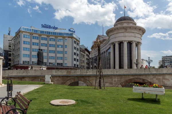 Skopje, Republika Macedonii - 13 maja 2017: Skopje City Center i Muzeum Archeologiczne — Zdjęcie stockowe