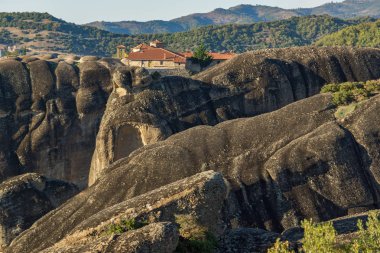 Muhteşem gün batımı Panorama Meteora, Thessaly kutsal teslis Manastırı