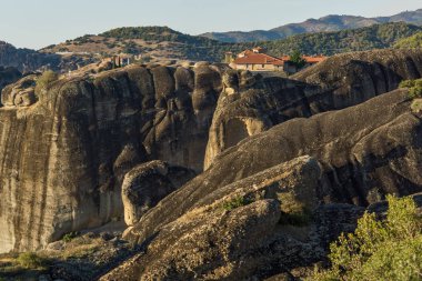 Muhteşem gün batımı Panorama Meteora, Thessaly kutsal teslis Manastırı