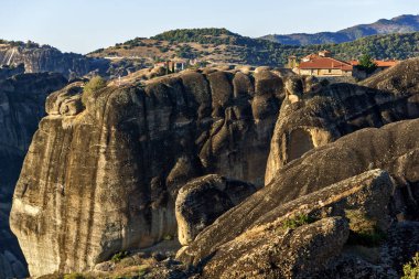 Muhteşem gün batımı Panorama Meteora kutsal teslis Manastırı