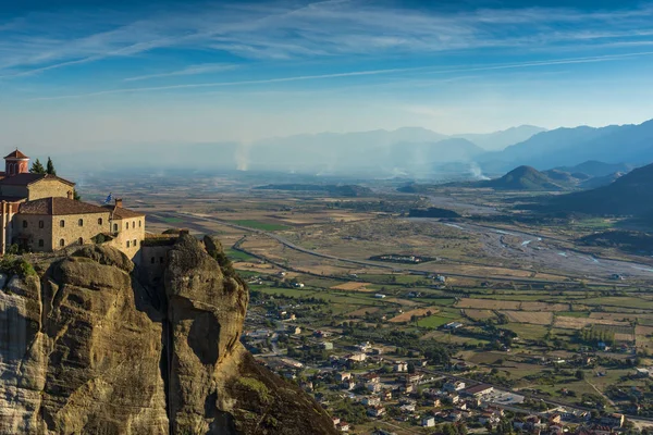 Paisagem do pôr-do-sol incrível do Santo Mosteiro de Santo Estêvão em Meteora, Tessália — Fotografia de Stock