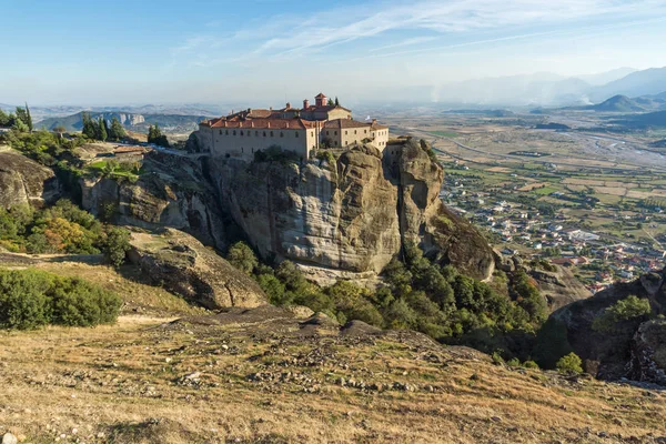 Paisagem do pôr-do-sol incrível do Santo Mosteiro de Santo Estêvão em Meteora, Tessália — Fotografia de Stock