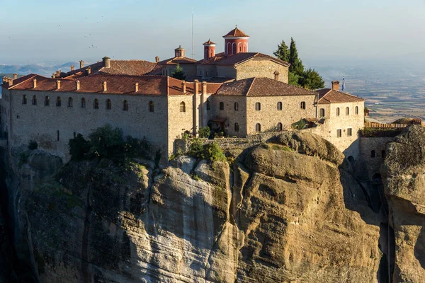 Increíble paisaje al atardecer del Santo Monasterio de San Esteban en Meteora, Tesalia — Foto de Stock