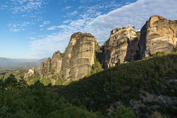 Fantastisk utsikt over steinsøyler og hellige klostre i Varlaam og St. Nicholas Anapausas i Meteora, Thessalia – stockfoto