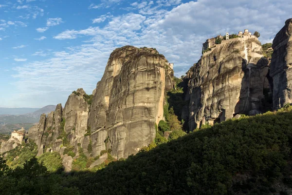 Increíble vista de los Pilares de Roca y Monasterios Santos de Varlaam y San Nicolás Anapausas en Meteora, Tesalia —  Fotos de Stock