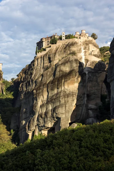 Increíble vista de los Pilares de Roca y Monasterios Santos de Varlaam y San Nicolás Anapausas en Meteora, Tesalia —  Fotos de Stock
