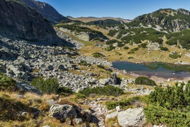 Şaşırtıcı, yatay Gölü'nün berrak suları, Rila Mountainamazing yatay Gölü, berrak suları, Rila Dağı