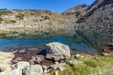 Şaşırtıcı yatay Gölü, berrak suları, Rila Dağı