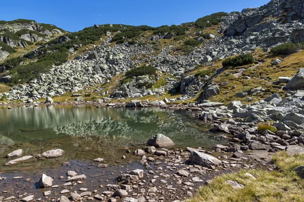 Paesaggio incredibile del lago con acque limpide, montagna di Rila — Foto Stock