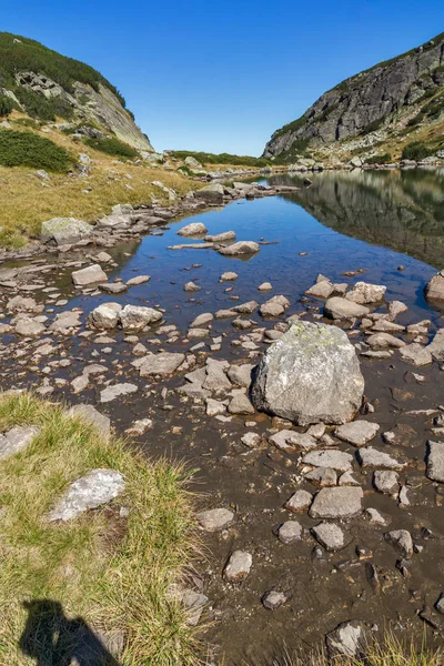 Şaşırtıcı yatay Gölü, berrak suları, Rila Dağı