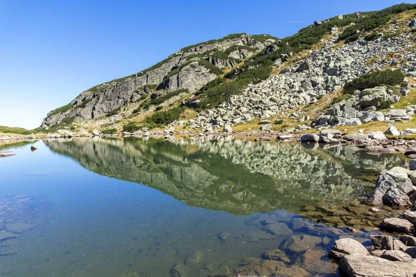 Şaşırtıcı yatay Gölü, berrak suları, Rila Dağı