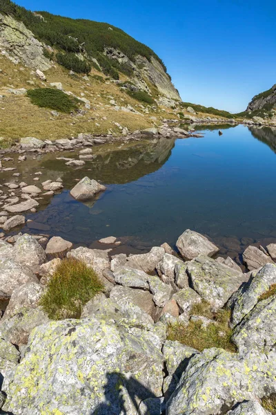 Paisagem incrível de Lago com águas claras, Montanha Rila — Fotografia de Stock