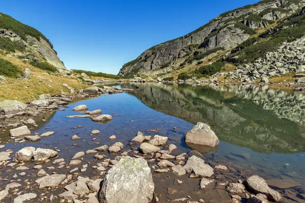 Paesaggio incredibile del lago con acque limpide, montagna di Rila — Foto Stock